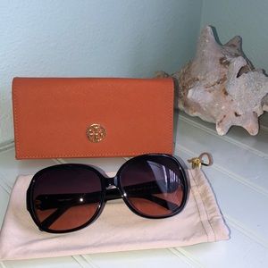 LIKE NEW 🖤 Black Tory Burch Sunglasses 🕶 w/ case